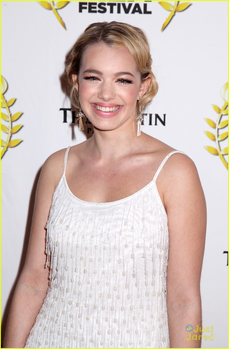 'Mom' Star Sadie Calvano Honored At Pasadena International Film(03)