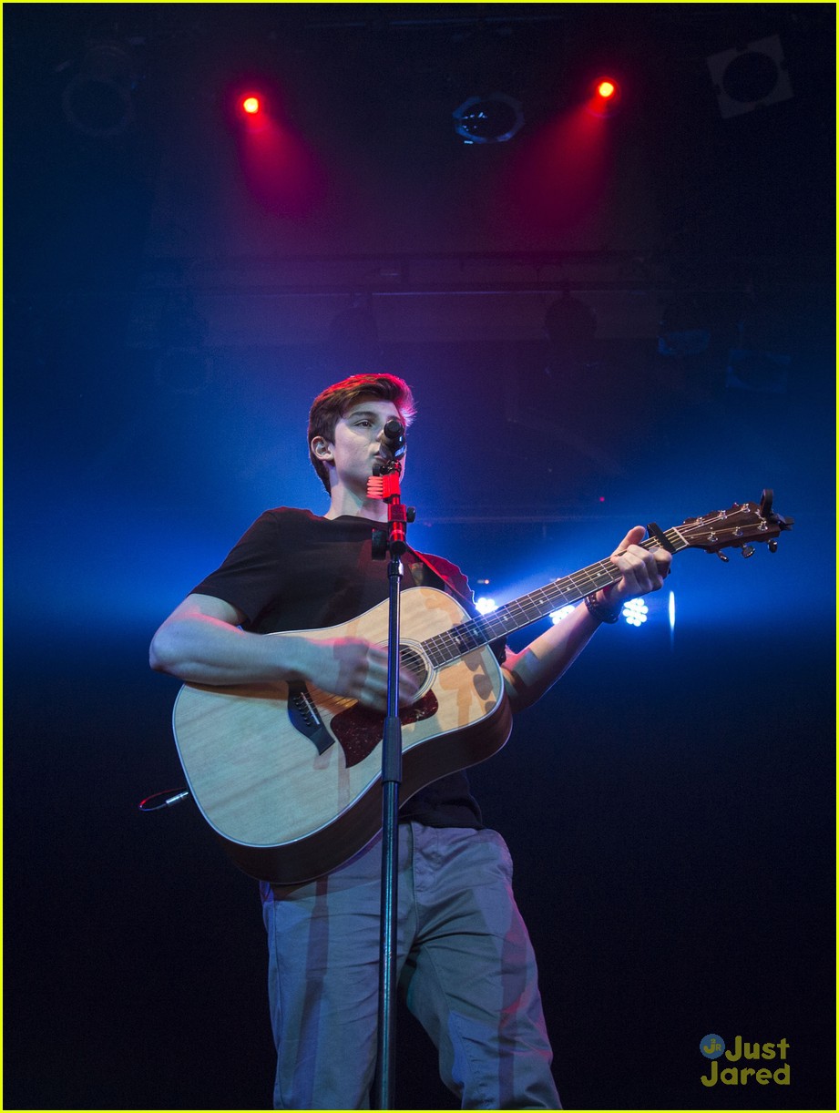Full Sized Photo of shawn mendes madrid concert sorry fans 02 Shawn