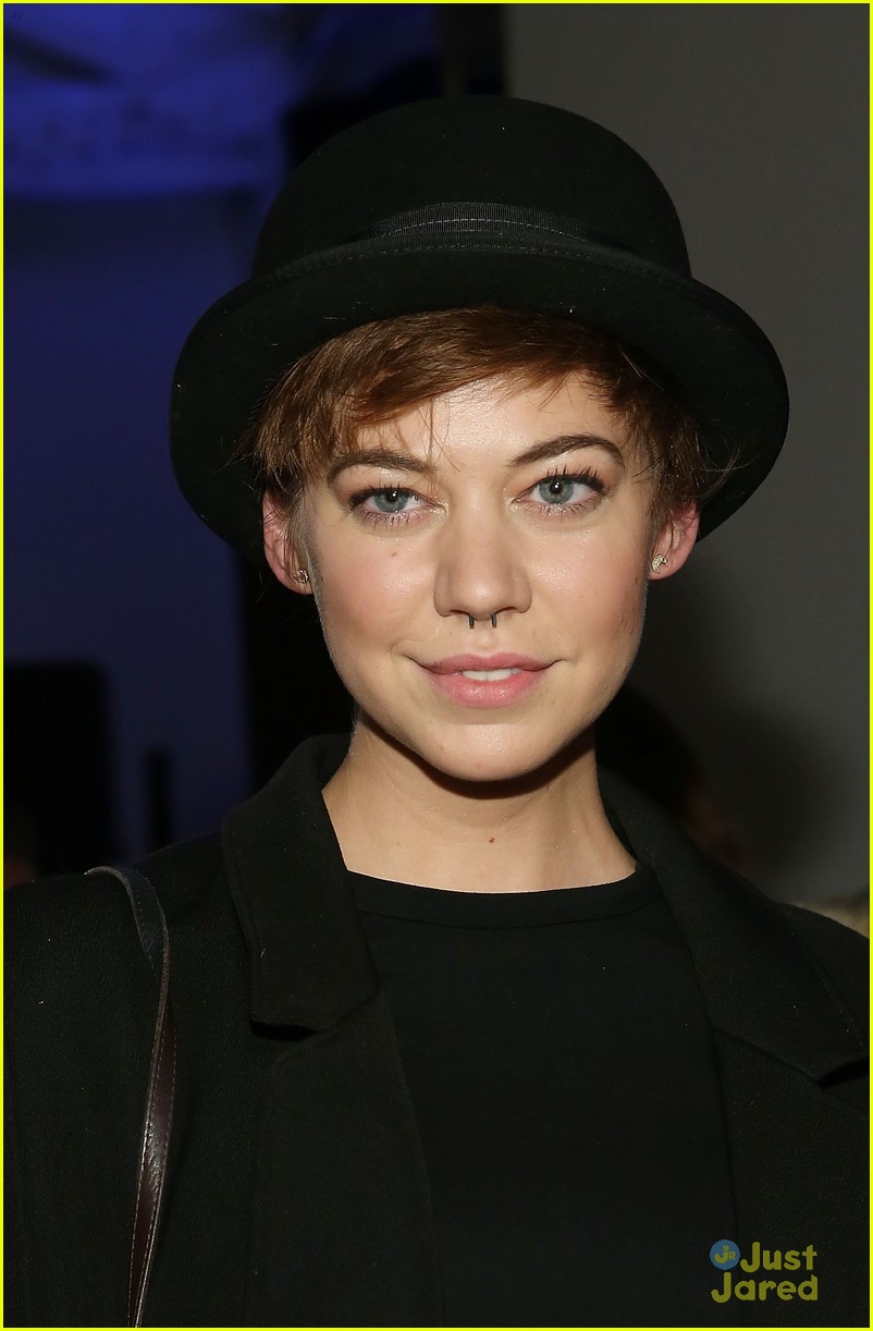 Analeigh Tipton Follows Nose Ring Trend At Epsen Digital Couture Fashion Show Photo 773895