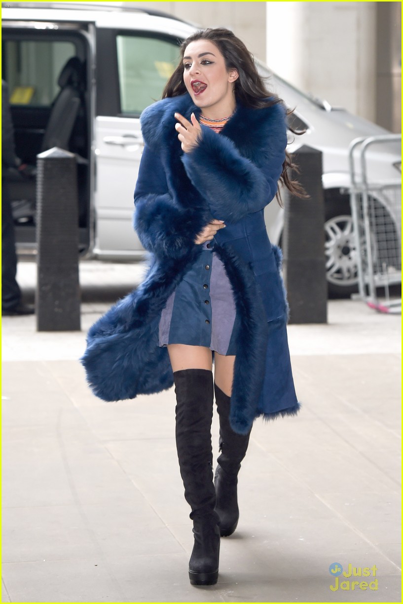 Charli XCX Adds Punk Spin To Taylor Swift’s ‘Shake It Off’ Watch Now! Photo 3301294 Taylor
