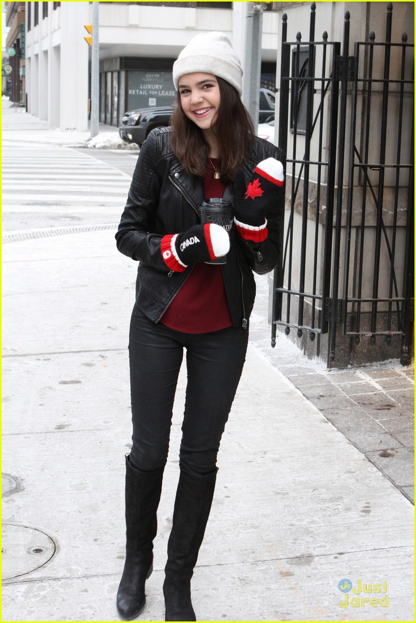 Bailee Madison Picks Up Peppermint Tea at Toronto's Pusateri's | Photo