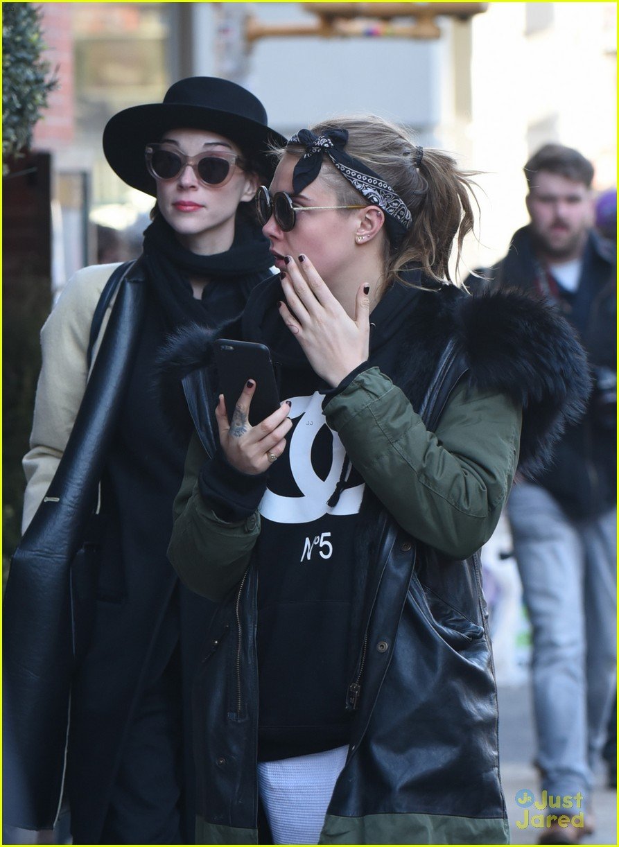 Cara Delevinge Steps Out With Rumored Girlfriend St Vincent In Nyc Photo Photo