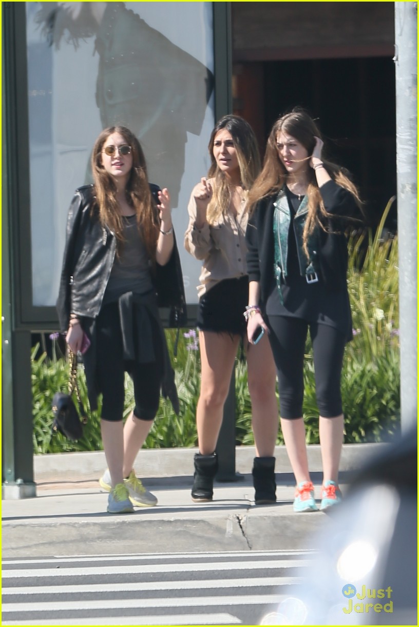 Este Haim Walks into Taylor Swift's House & Helps Herself to Snacks
