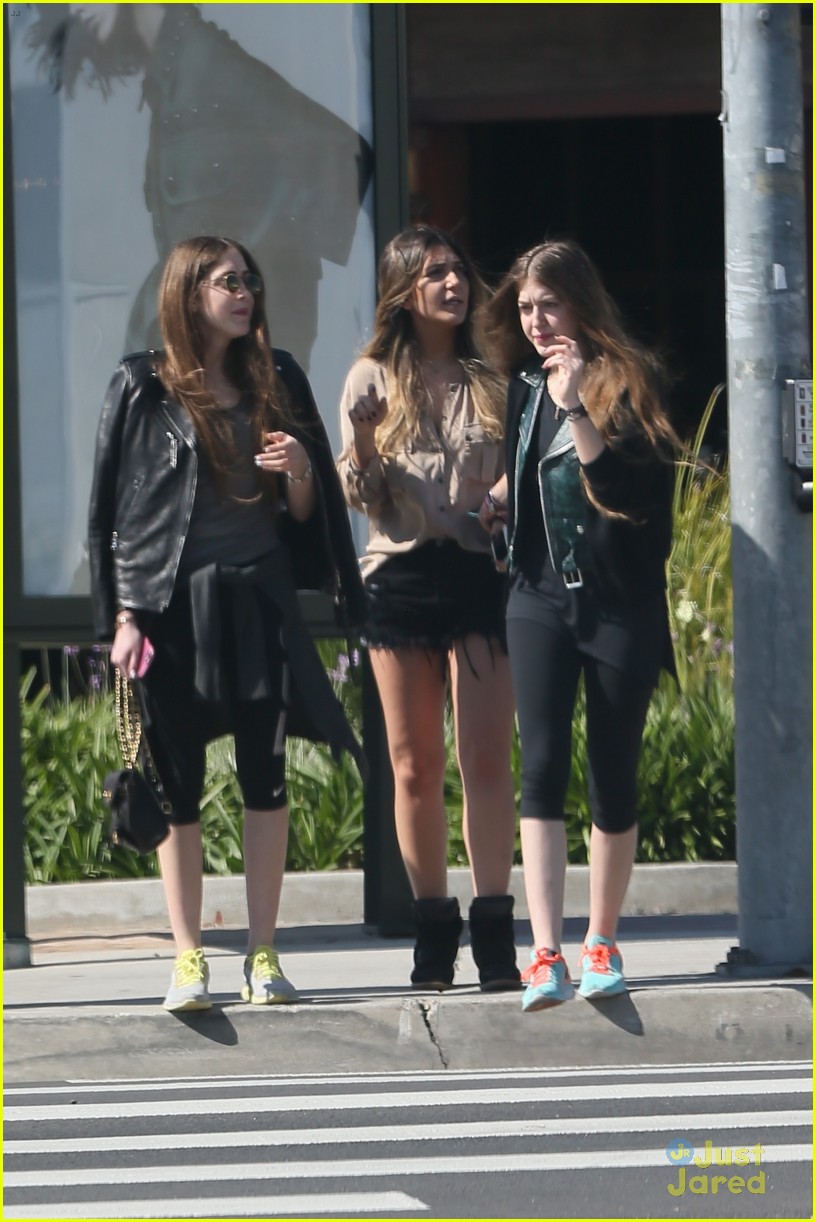 Este Haim Walks into Taylor Swift's House & Helps Herself to Snacks