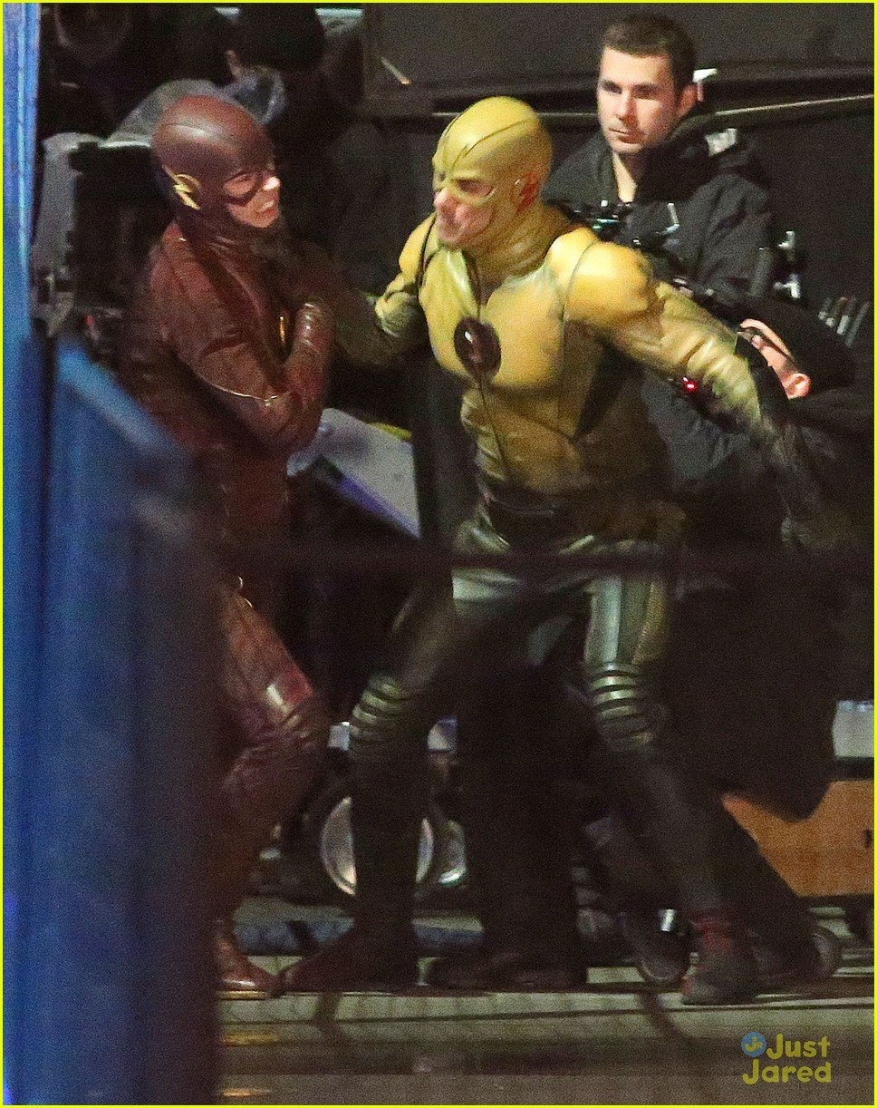 The Flash Fights Reverse Flash in These New 'Flash' On Set Pics ...