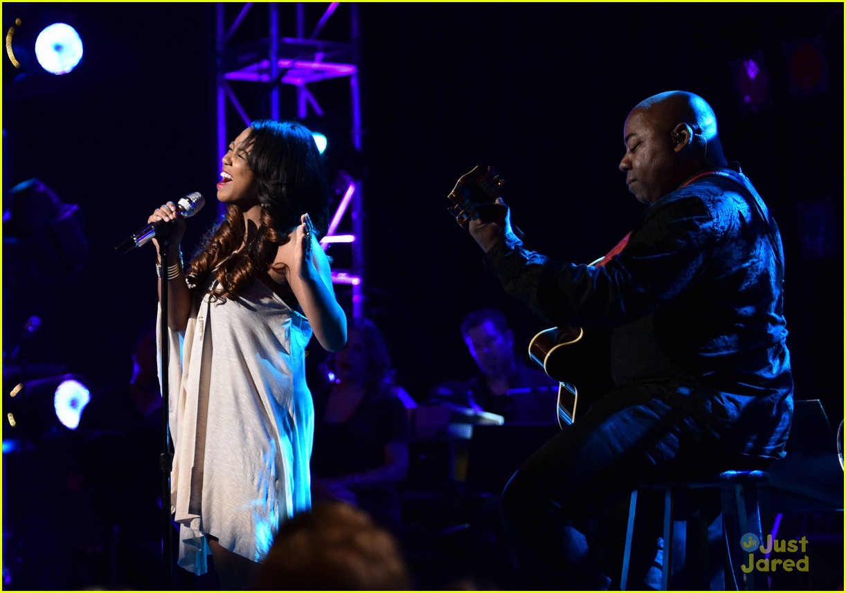 American Idol's Jax Wears #TheDress During Top 8 Performance - See Pics ...