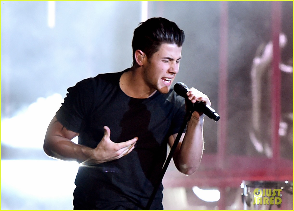 Nick Jonas Sings 'Chains' at iHeartRadio Awards 2015 (Video) Photo 793445 Photo Gallery