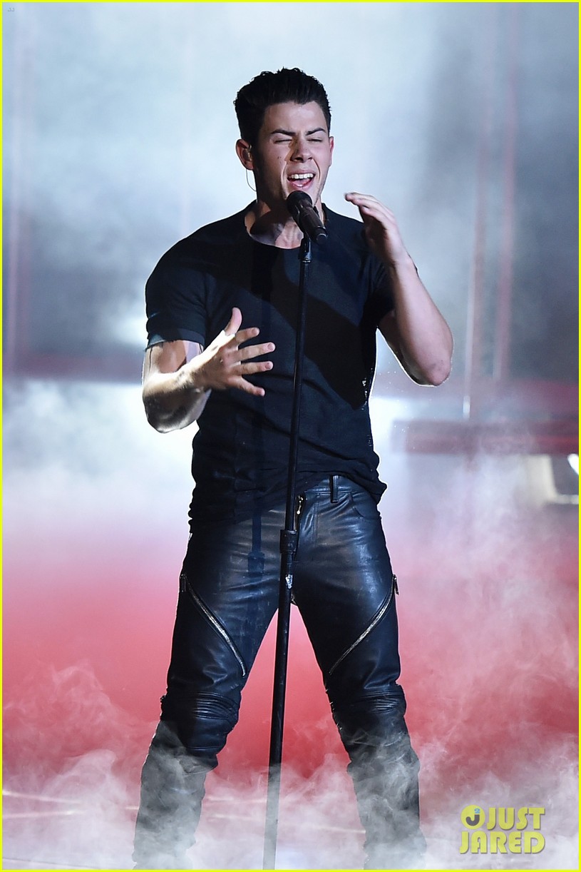 Nick Jonas Sings 'Chains' at iHeartRadio Awards 2015 (Video) Photo