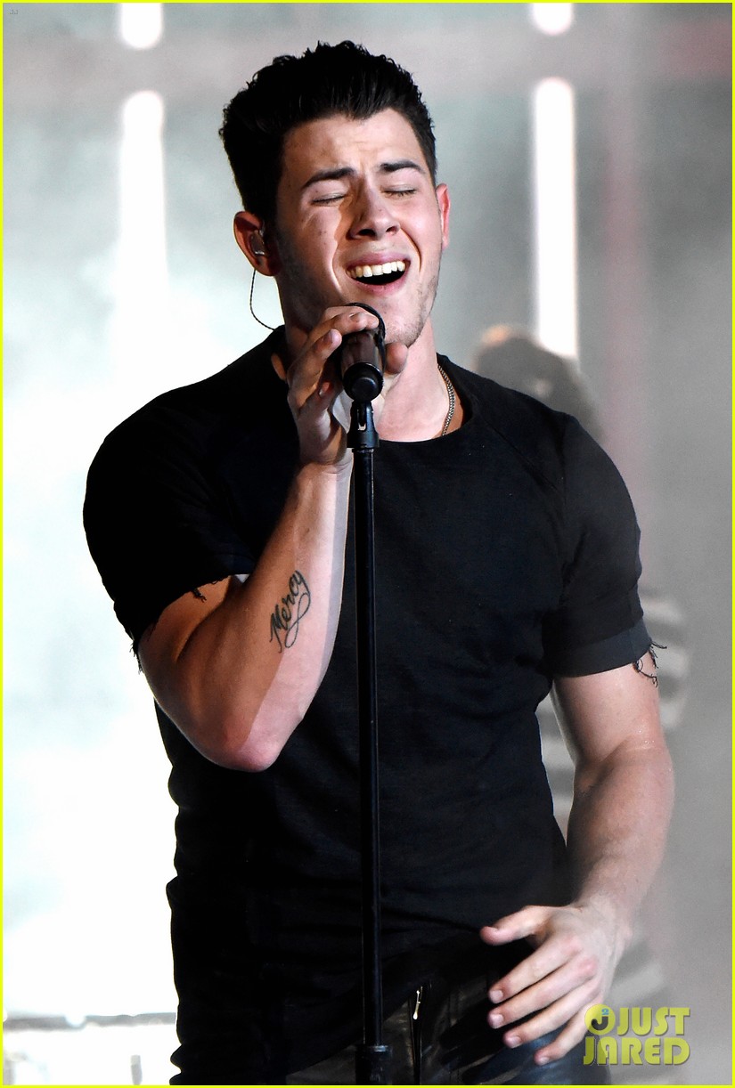 Nick Jonas Sings 'Chains' at iHeartRadio Awards 2015 (Video) | Photo ...