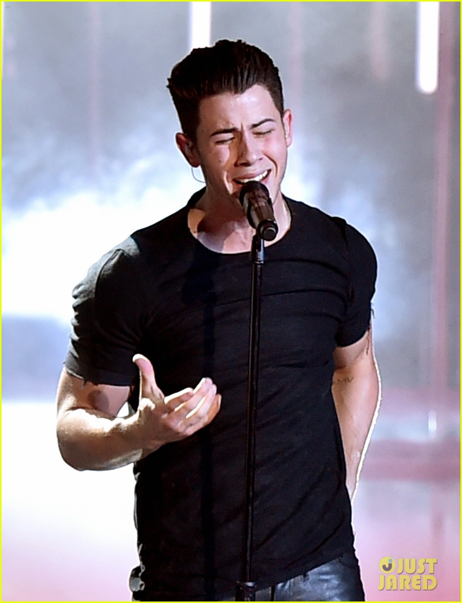 Nick Jonas Sings 'Chains' at iHeartRadio Awards 2015 (Video) Photo