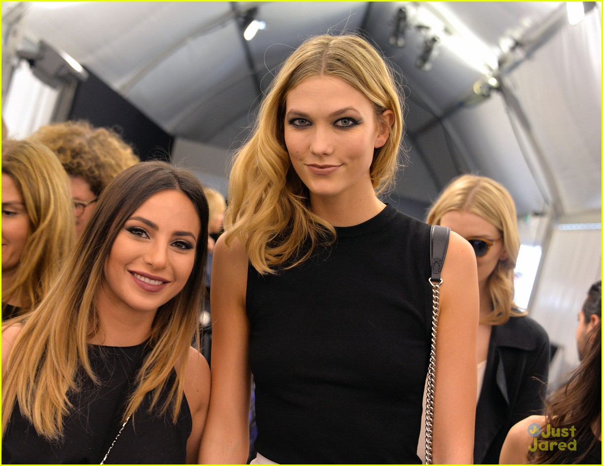Karlie Kloss Continues To Conquer Paris Fashion Week With Mugler