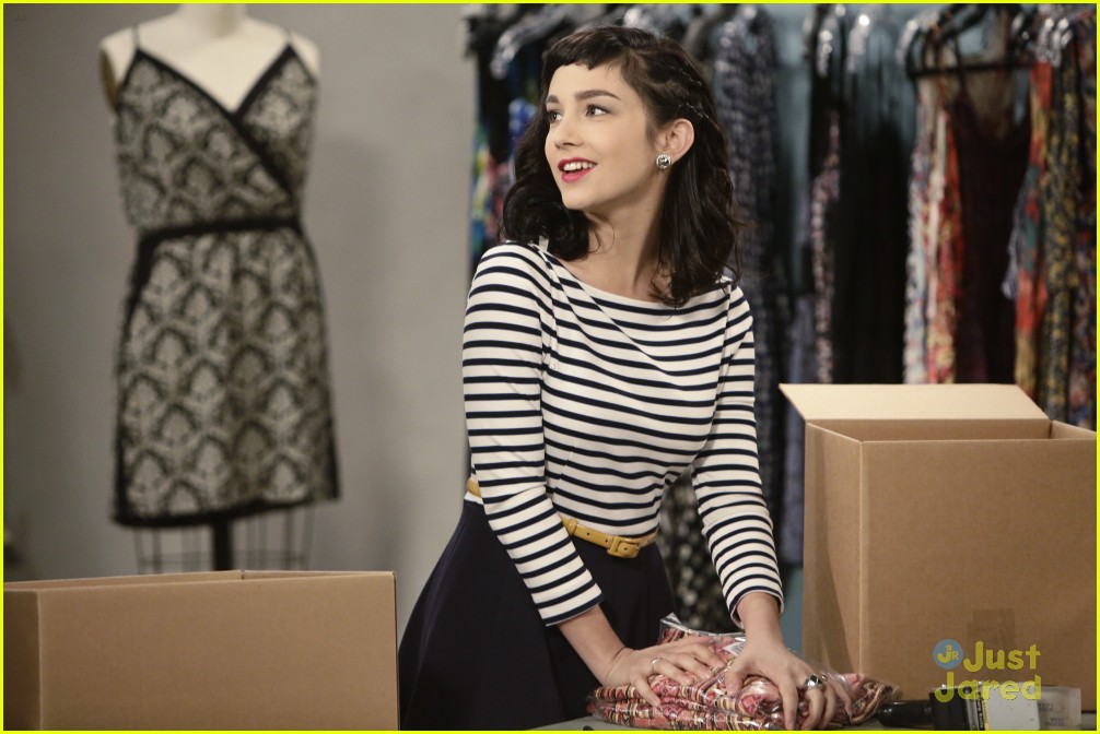 Why Can T Mandy Accept Her Fashion Internship On Last Man Standing Photo 7845 Amanda Fuller Christoph Sanders Molly Ephraim Television Pictures Just Jared Jr