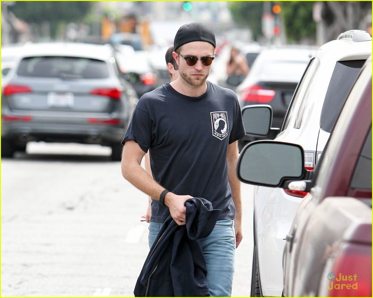 Robert Pattinson Tries To Stay Cool In Los Angeles Heat Waves Photo 787494 Photo Gallery 3050