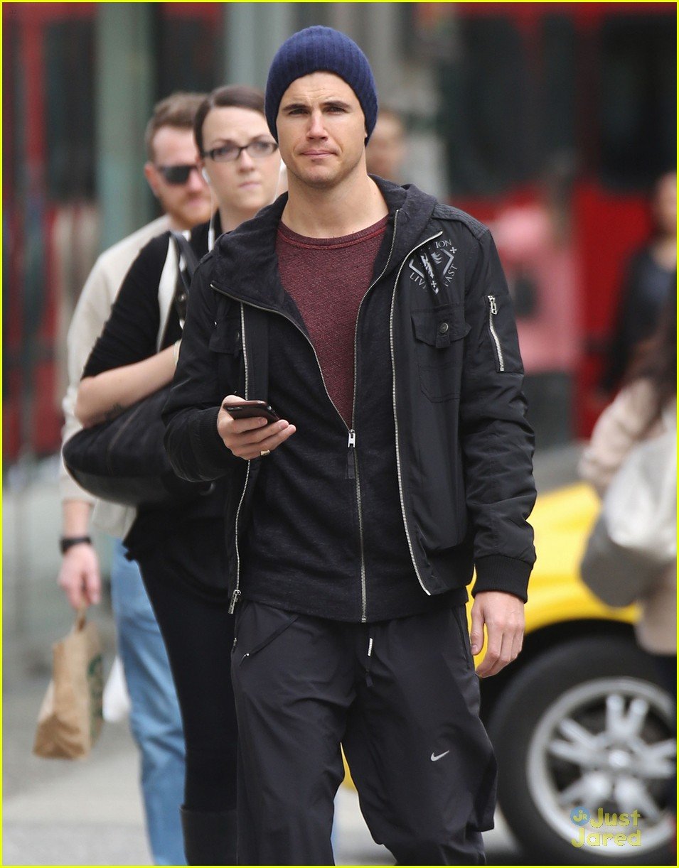 Robbie Amell Opens Up About 'Max' & The Military | Photo 792525 - Photo ...