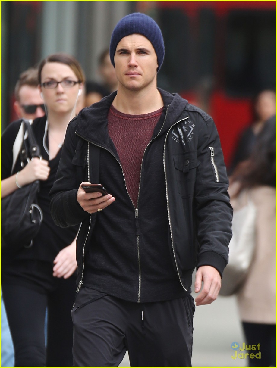 Robbie Amell Opens Up About 'Max' & The Military | Photo 792528 - Photo ...