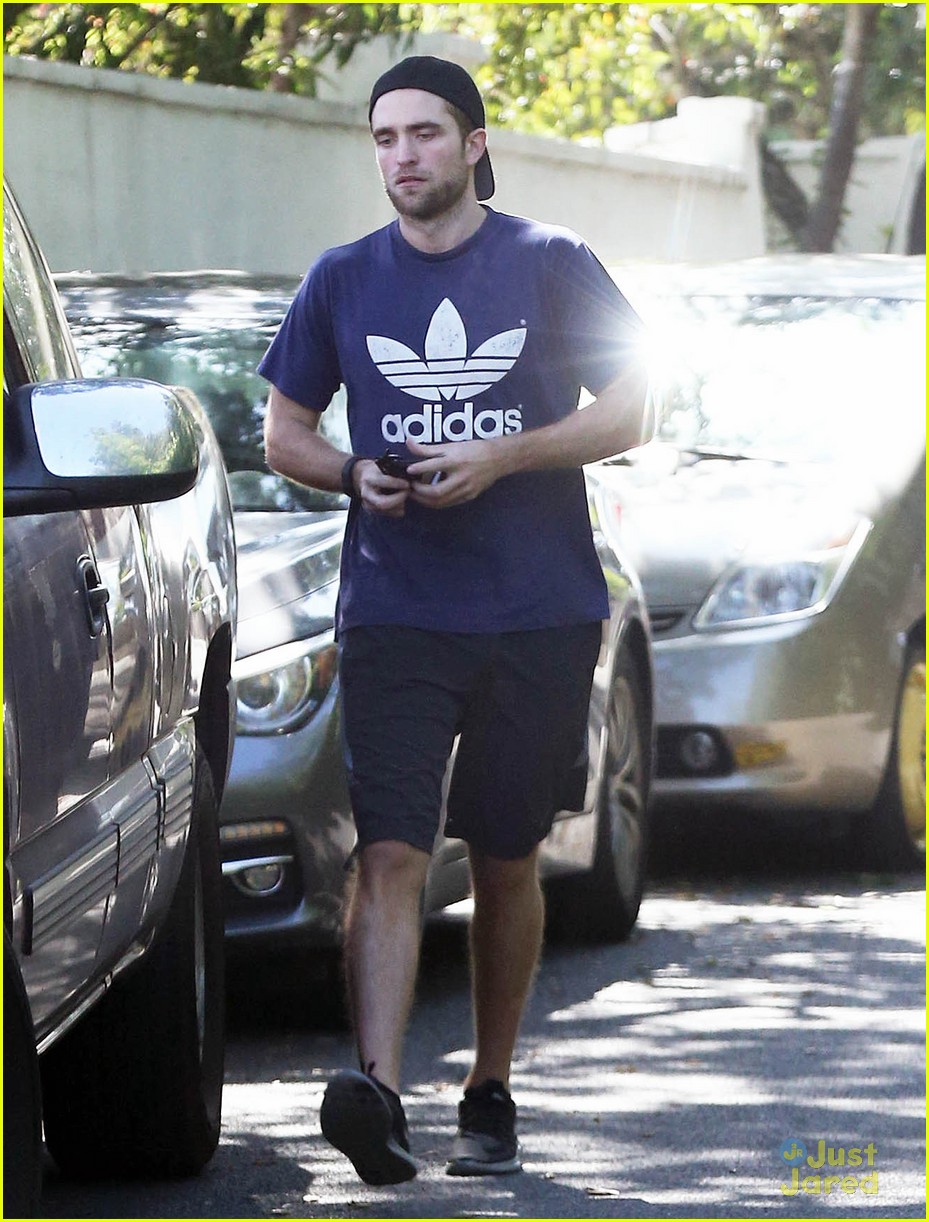 Robert Pattinson Can't Get Back to His Car Fast Enough! | Photo 789316 ...