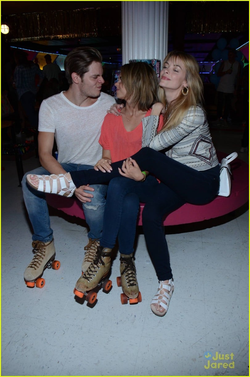 sarah hyland dominic sherwood just jared throwback thursday party 03