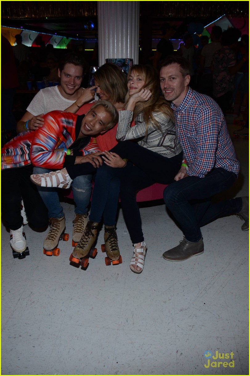 sarah hyland dominic sherwood just jared throwback thursday party 08