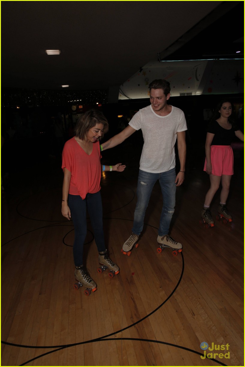 sarah hyland dominic sherwood just jared throwback thursday party 18