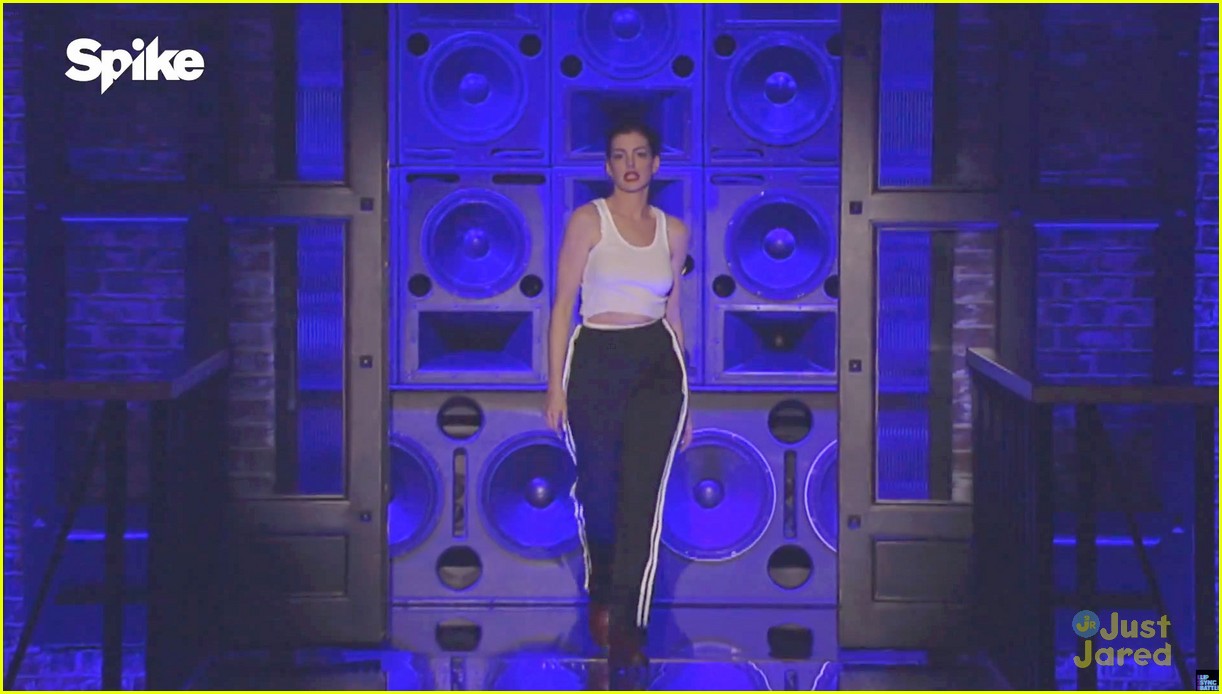 https://cdn.justjaredjr.com/wp-content/uploads/2015/04/anne-rides/anne-hathaway-rides-miley-cyrus-wrecking-ball-for-lip-sync-battle-02.jpg