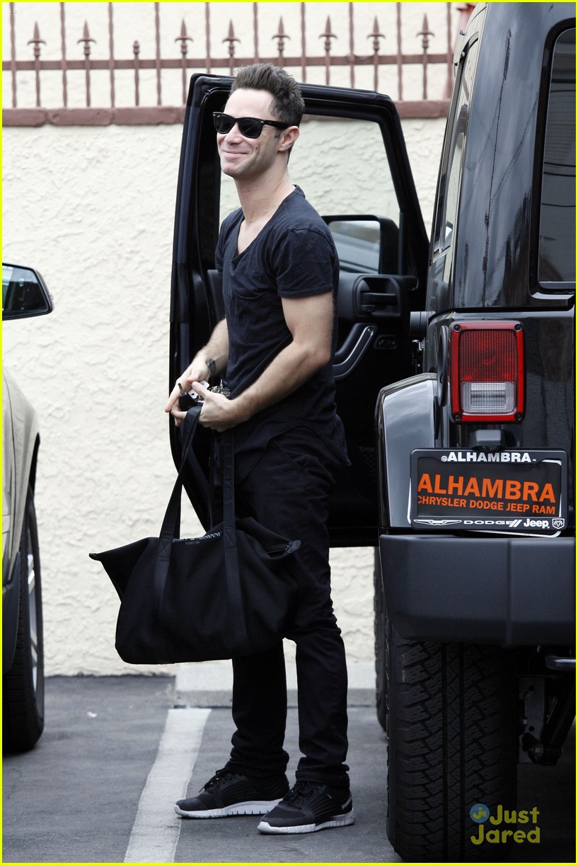 Derek Hough Is Off His Crutches Already Photo 804604