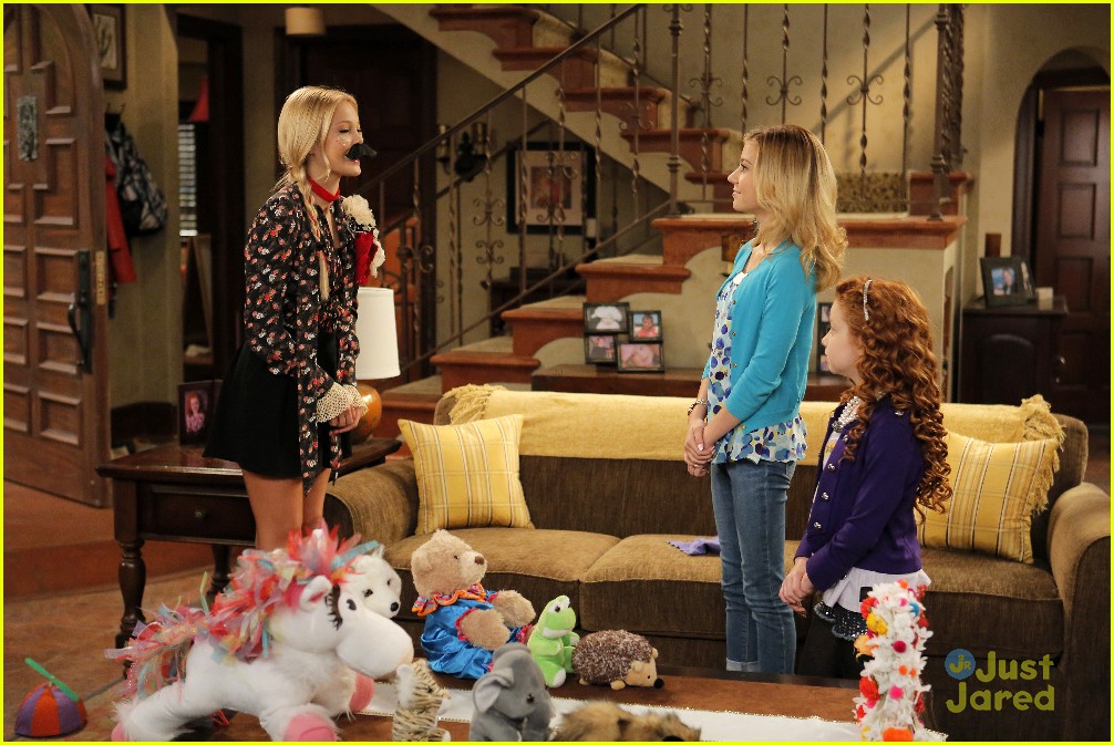 Olivia Holt Gets Really Wacky On 'Dog With A Blog' Tonight! | Photo ...