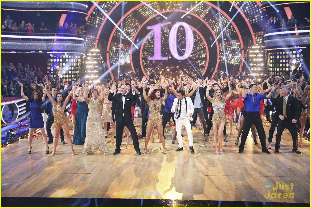 Full Sized Photo of roshon fegan chelsie hightower celebs dwts 10th(00)