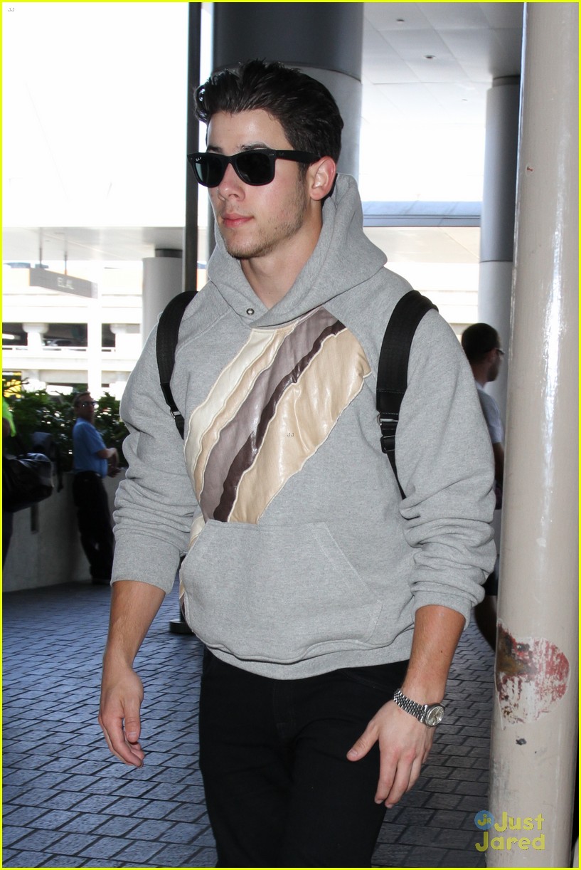 Nick Jonas Puts Us In 'Chains' On 'The Voice' Watch Now! Photo