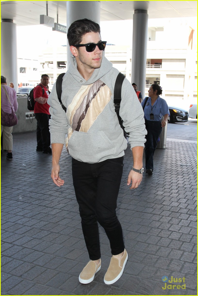 Nick Jonas Puts Us In 'Chains' On 'The Voice' Watch Now! Photo