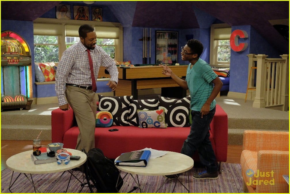 Full Sized Photo of zendaya bella thorne guest star kc undercover