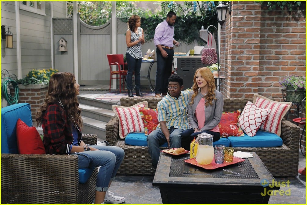 Full Sized Photo of zendaya bella thorne guest star kc undercover
