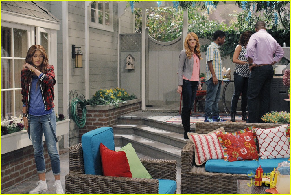 Full Sized Photo of zendaya bella thorne guest star kc undercover