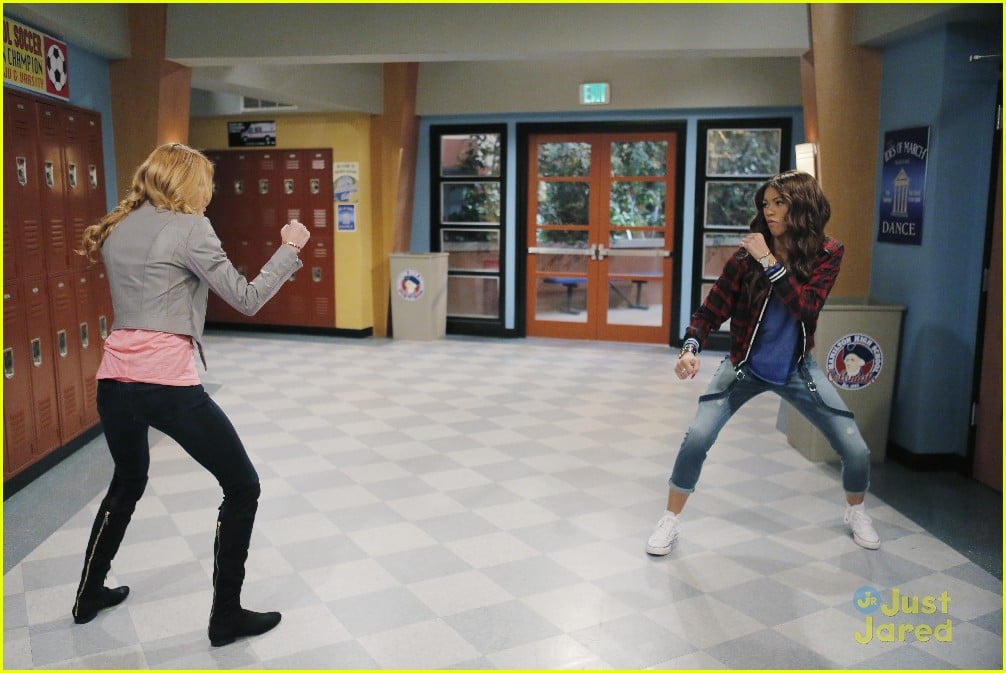 Full Sized Photo of zendaya bella thorne guest star kc undercover