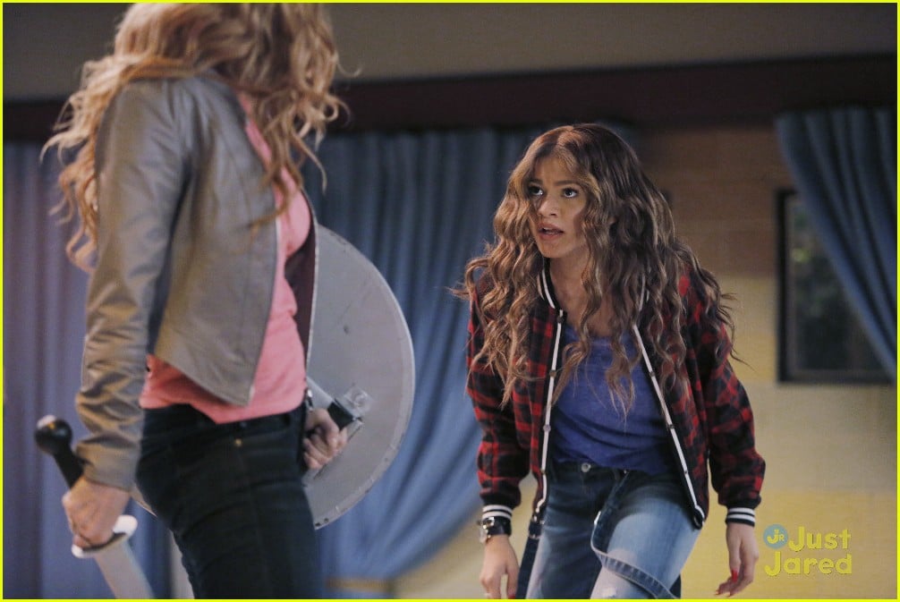 Full Sized Photo of zendaya bella thorne guest star kc undercover