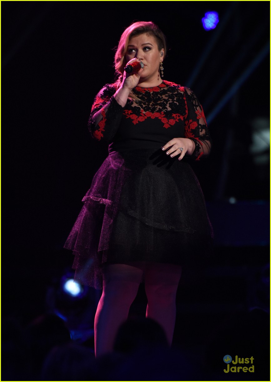 Full Sized Photo of kelly clarkson returns to idol watch performances ...