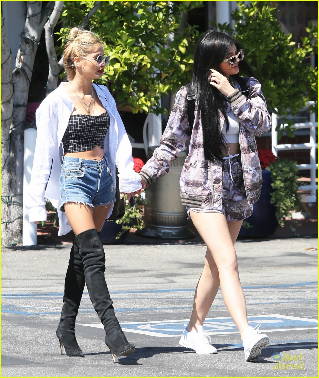 Kylie Jenner & Pia Mia Hold Hands While Shopping with Kendall | Photo ...