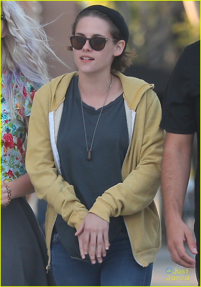 Kristen Stewart Starts April with Good Friends | Photo 794742 - Photo ...