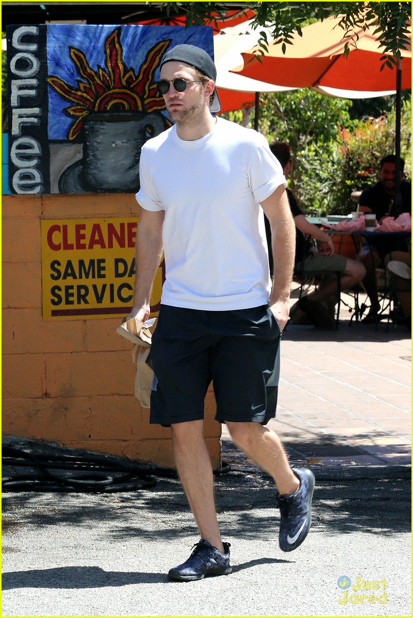 Robert Pattinson Fuels Up at the Laurel Canyon Country Mart | Photo ...
