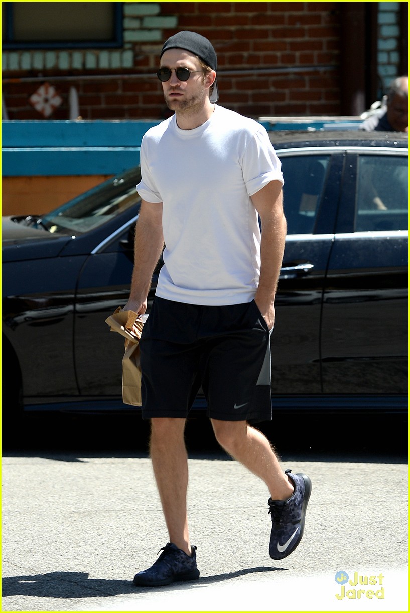 Robert Pattinson Fuels Up at the Laurel Canyon Country Mart | Photo ...