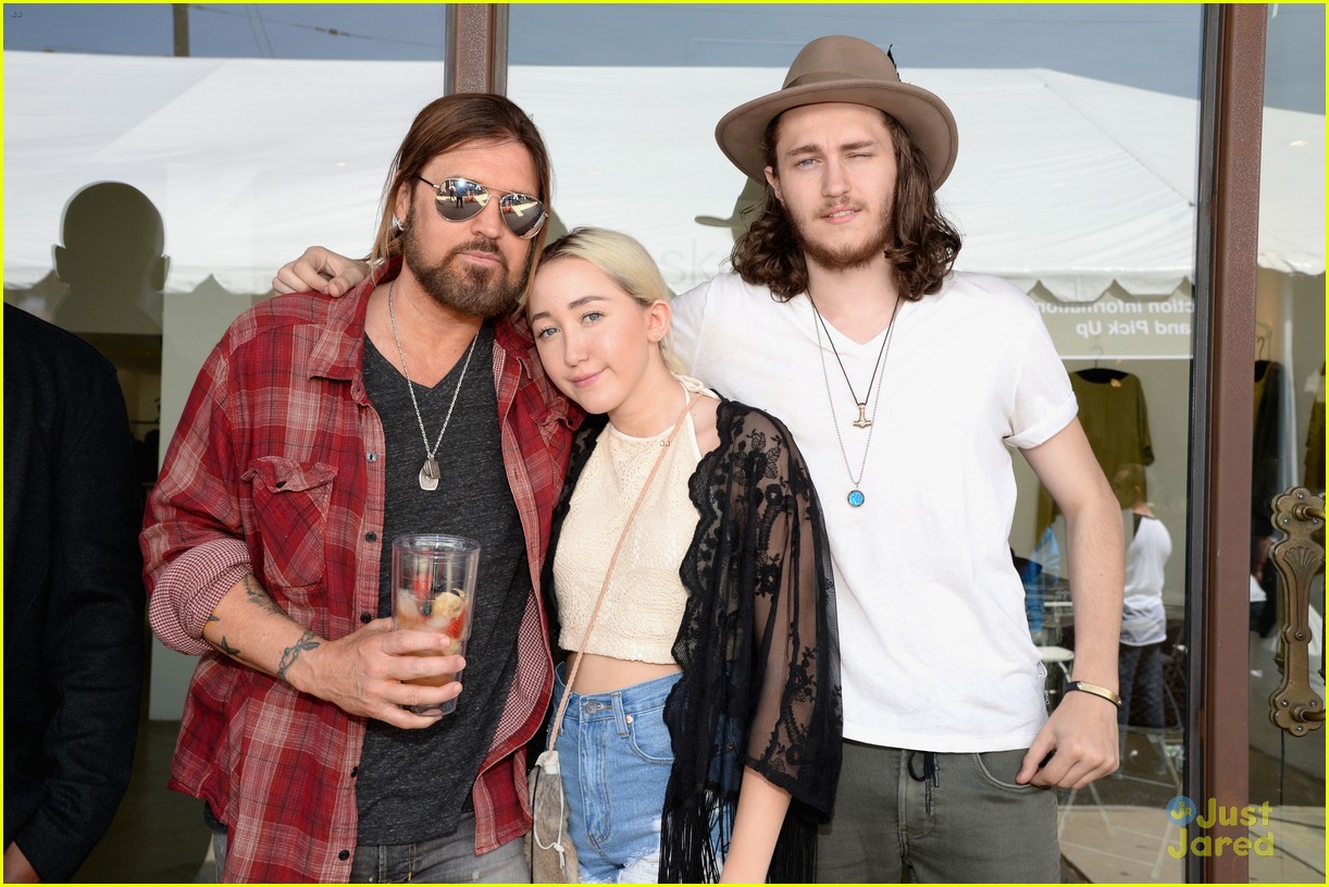 Noah Cyrus is the Spitting Image of Sister Miley! | Photo 805945 ...