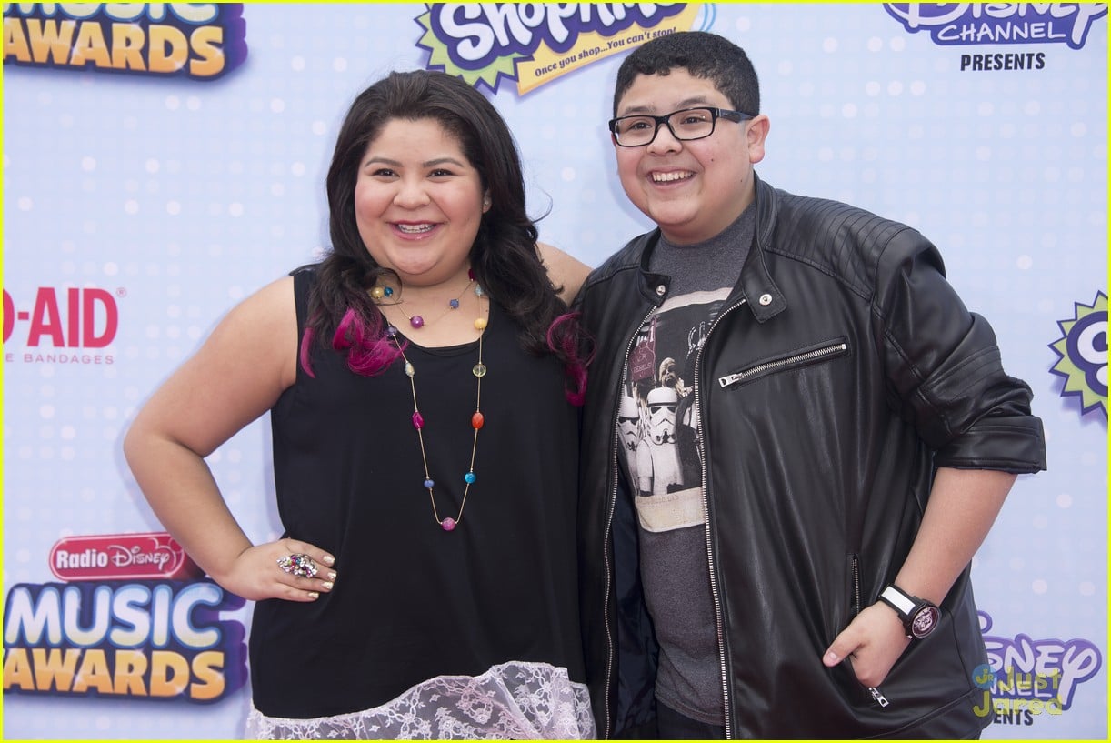 Raini Rodriguez & Calum Worthy Bring Rico With Them To RDMAs 2015 ...