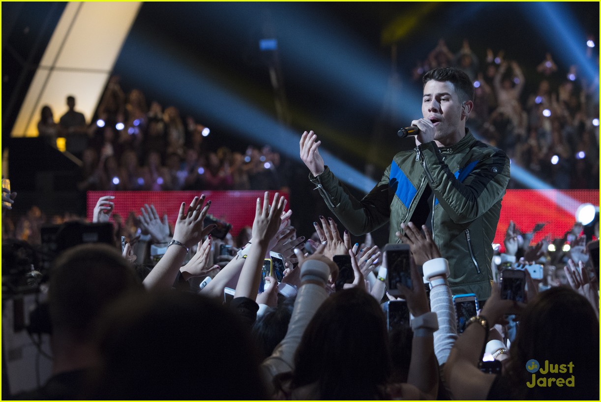 Full Sized Photo of shawn mendes nick jonas performance pics rdmas 01 Shawn Mendes & Nick