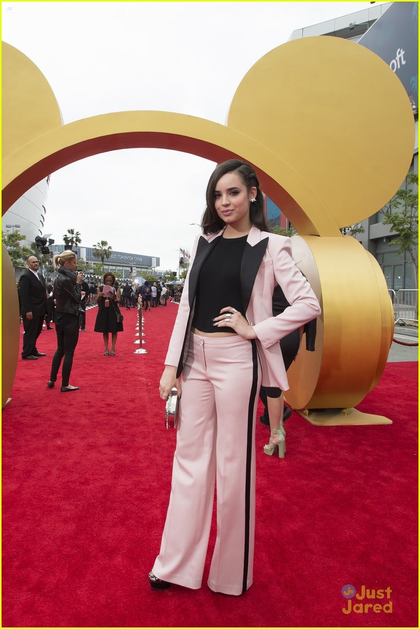 Dove Cameron & Sofia Carson 'Descend' To The Radio Disney Music Awards ...