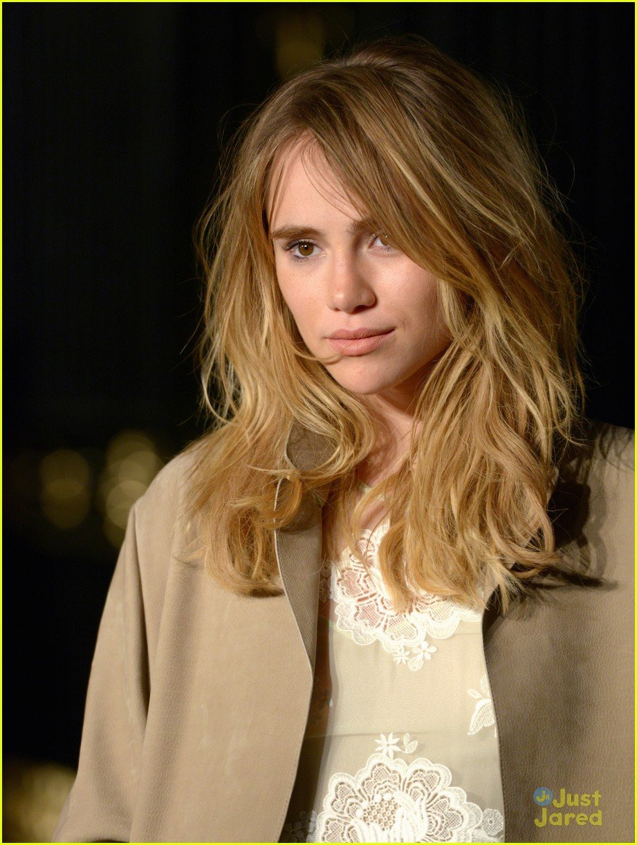 Suki Waterhouse & Dylan Penn Look Super Chic for Burberry Fashion Show