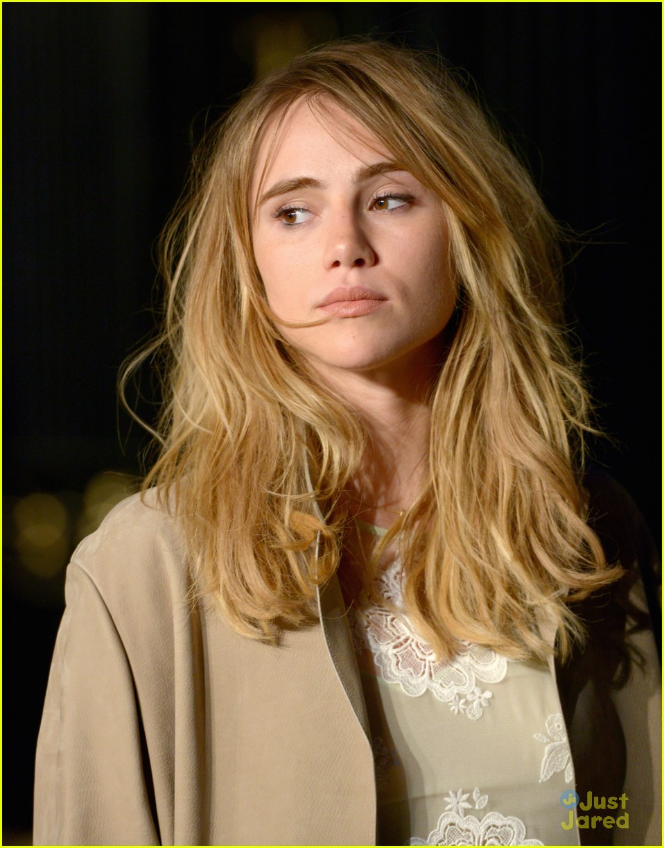 Suki Waterhouse & Dylan Penn Look Super Chic for Burberry Fashion Show