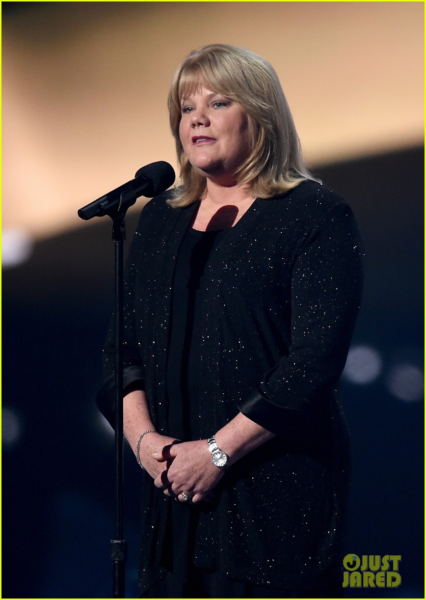 Full Sized Photo of taylor swifts mom andrea gives emotional speech acm ...