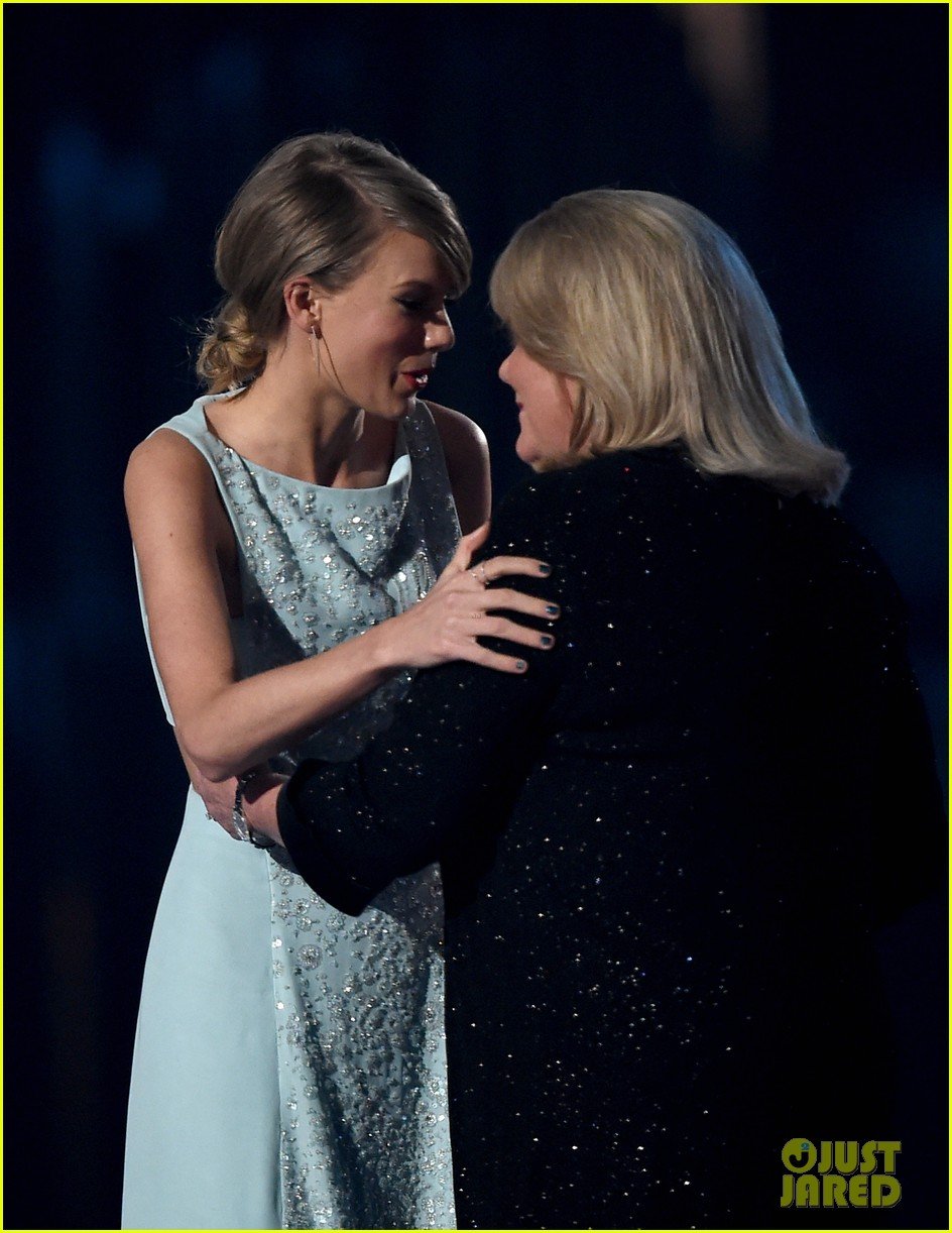 Full Sized Photo Of Taylor Swifts Mom Andrea Gives Emotional Speech Acm Awards 2015 03 Taylor