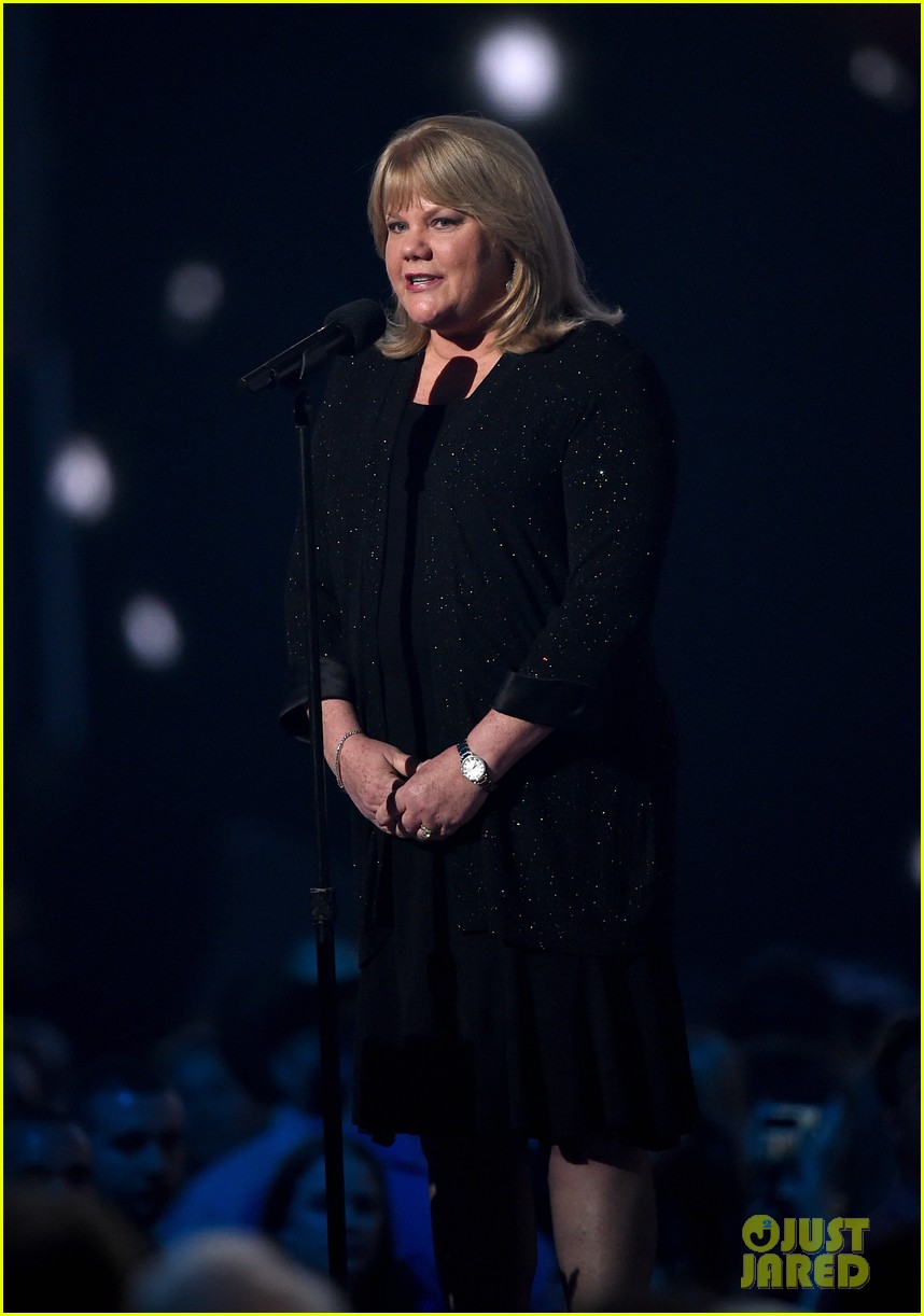 Taylor Swift's Mother Andrea Gives Very Emotional Speech at ACM Awards ...