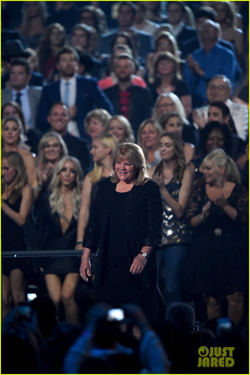 Full Sized Photo Of Taylor Swifts Mom Andrea Gives Emotional Speech Acm Awards 2015 12 Taylor