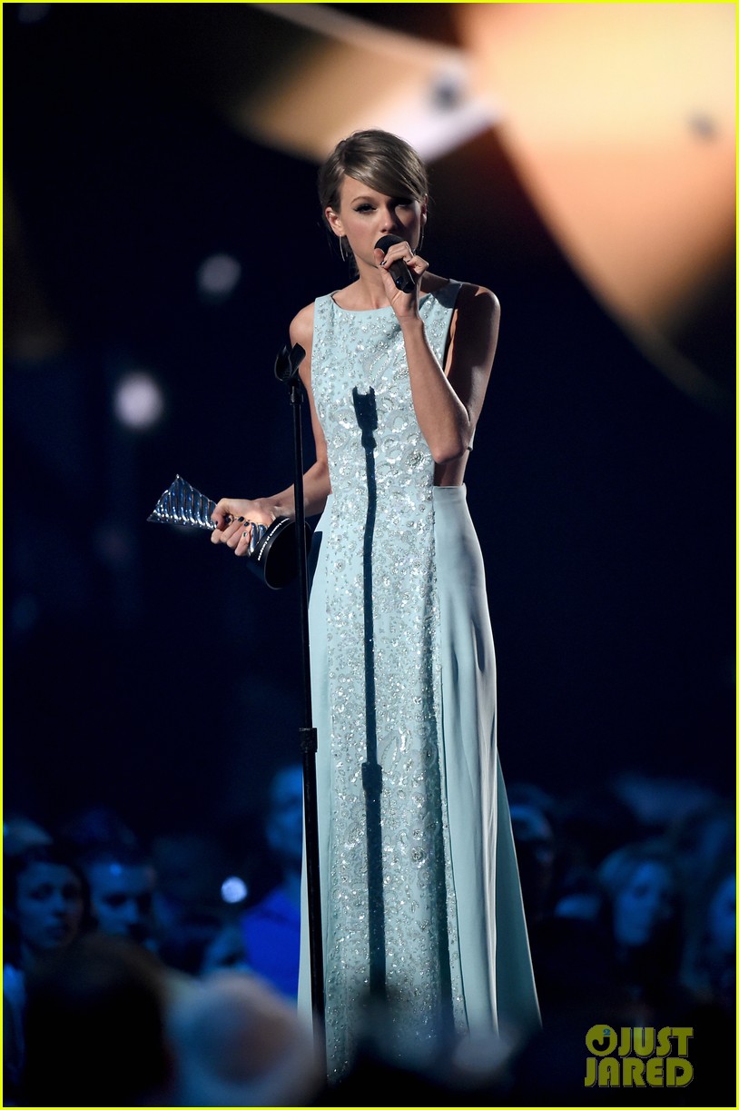 Taylor Swifts Mother Andrea Gives Very Emotional Speech At Acm Awards 2015 Watch Now Photo